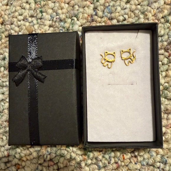 NEW Gold Tone Cat Earrings - Picture 2 of 3